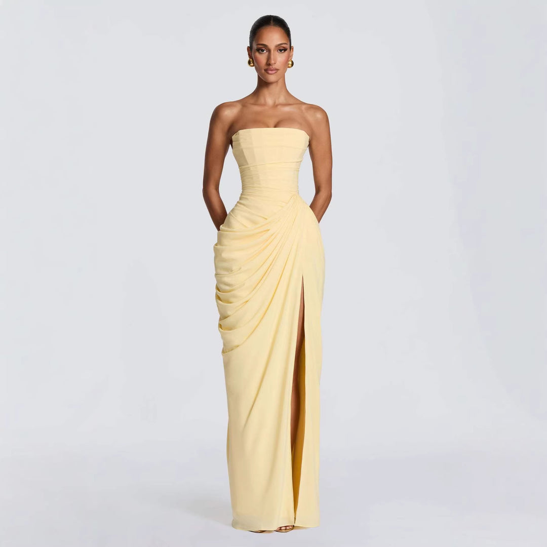 Dame elegante aftenkjole med lange ærmer og asymmetrisk drapering og smal slids