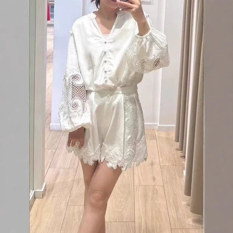 Damebluse med romantiske spidse ærmer og elegant knaplukning Stilla
