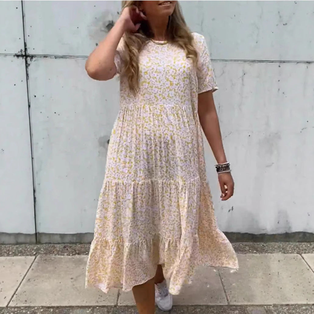 Kvinde i luftig lagdelt maxi-kjole i boho-babydoll-stil med rynket underbust og korte ærmer Skovae