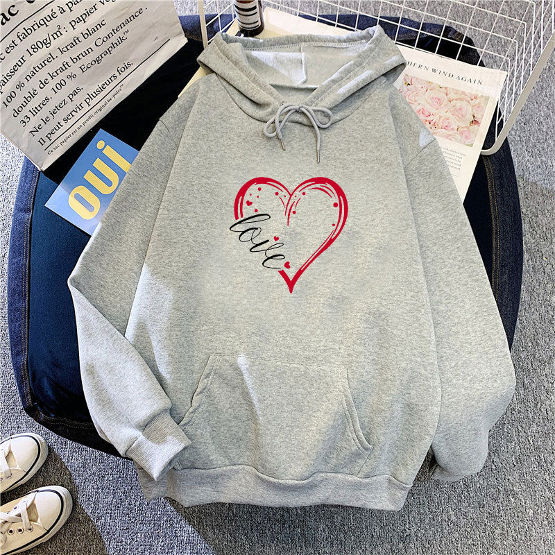 Kvinders hoodie med kreativ hjerteprint og blød indvendig foring Skovae