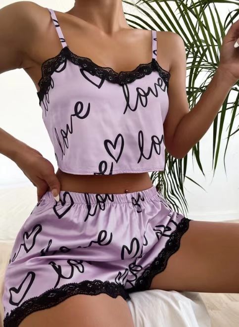 Dame pyjamasæt med legende Love-print og fine spidsdetaljer Stilla