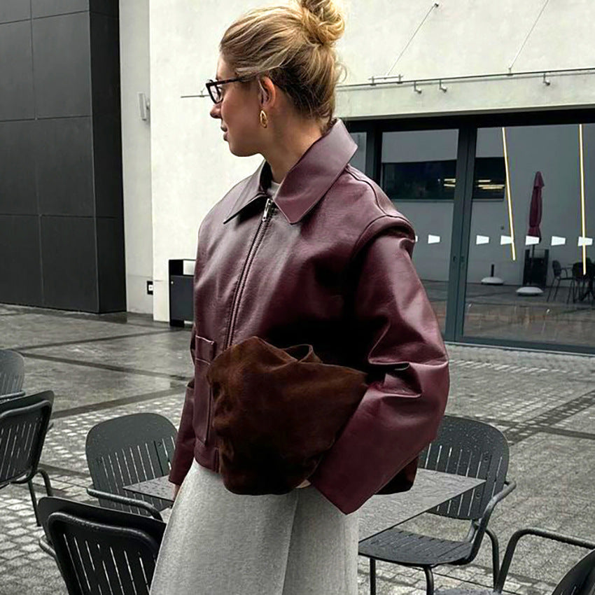 Dame kunstlæderjakke i moderne biker-stil med bred krave og praktiske lommer Stilla