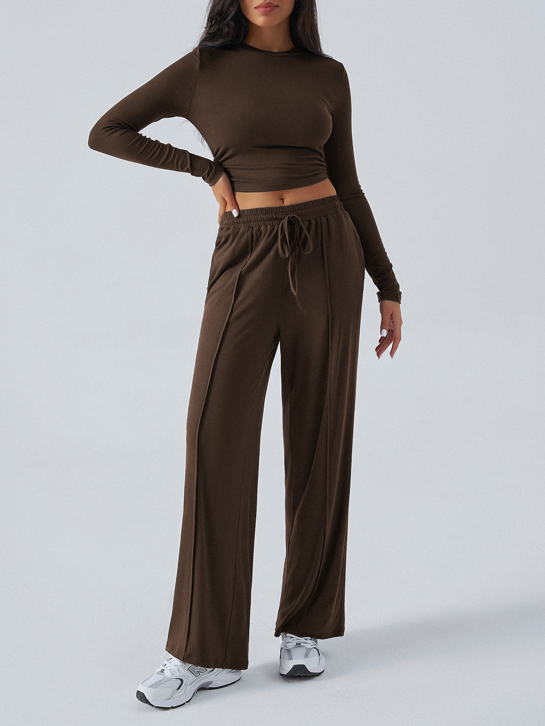 Dame afslappet lounge-sæt med langærmet crop-top og løs bund Skovae