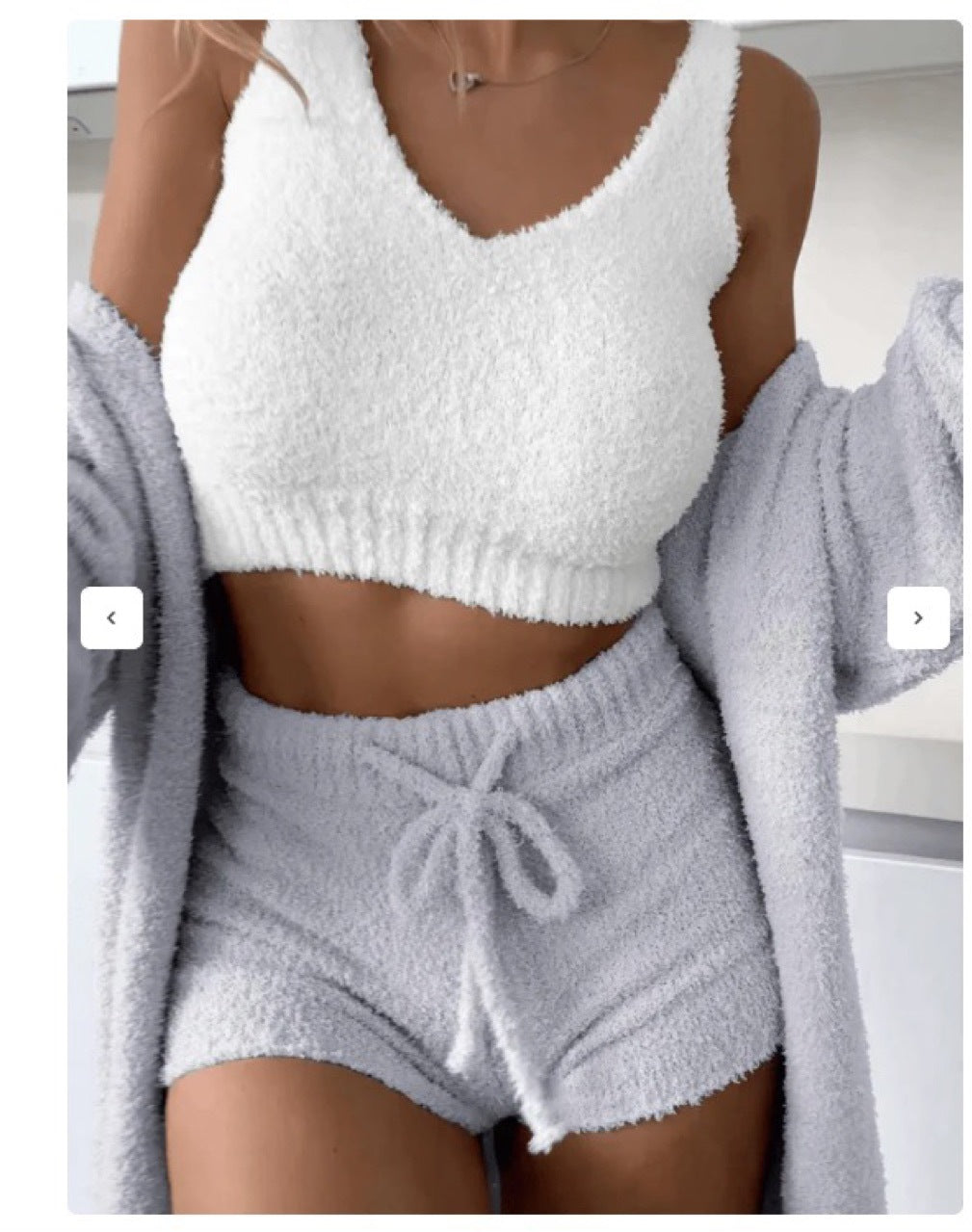 Dame hyggeligt lounge-outfit med V-hals og shorts Stilla
