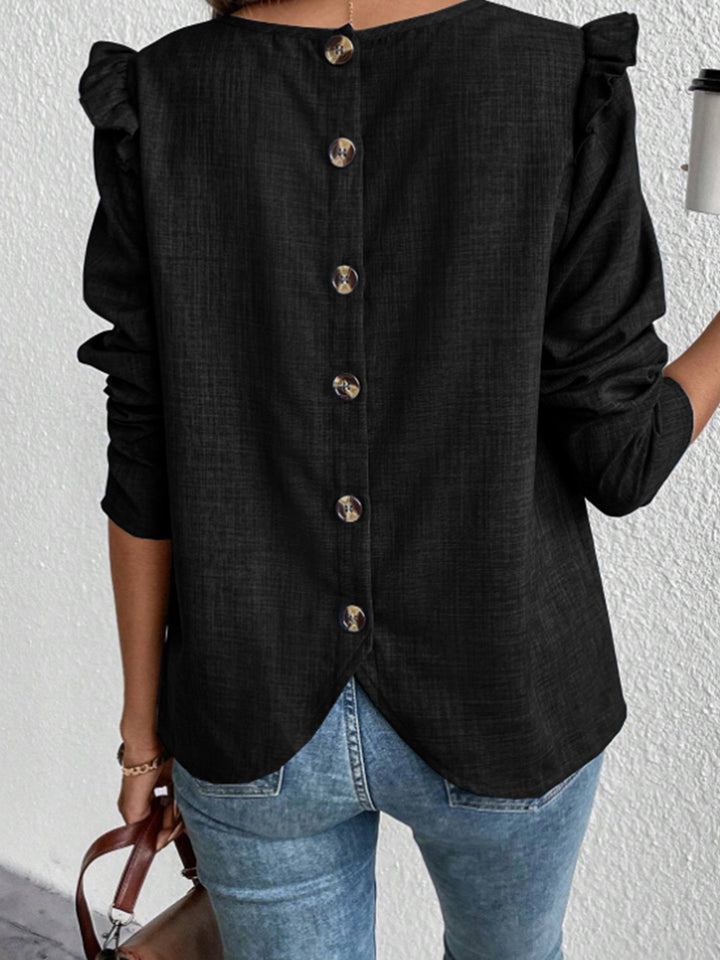 Damebluse med elegant knapdetalje og rufflelementer Stilla