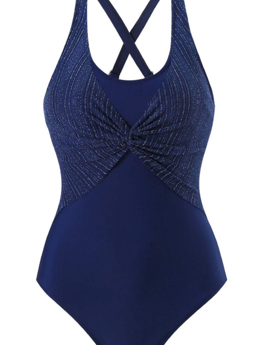 Dame moderigtig heldragt badedragt med raffineret twist-design og sporty stropper Stilla