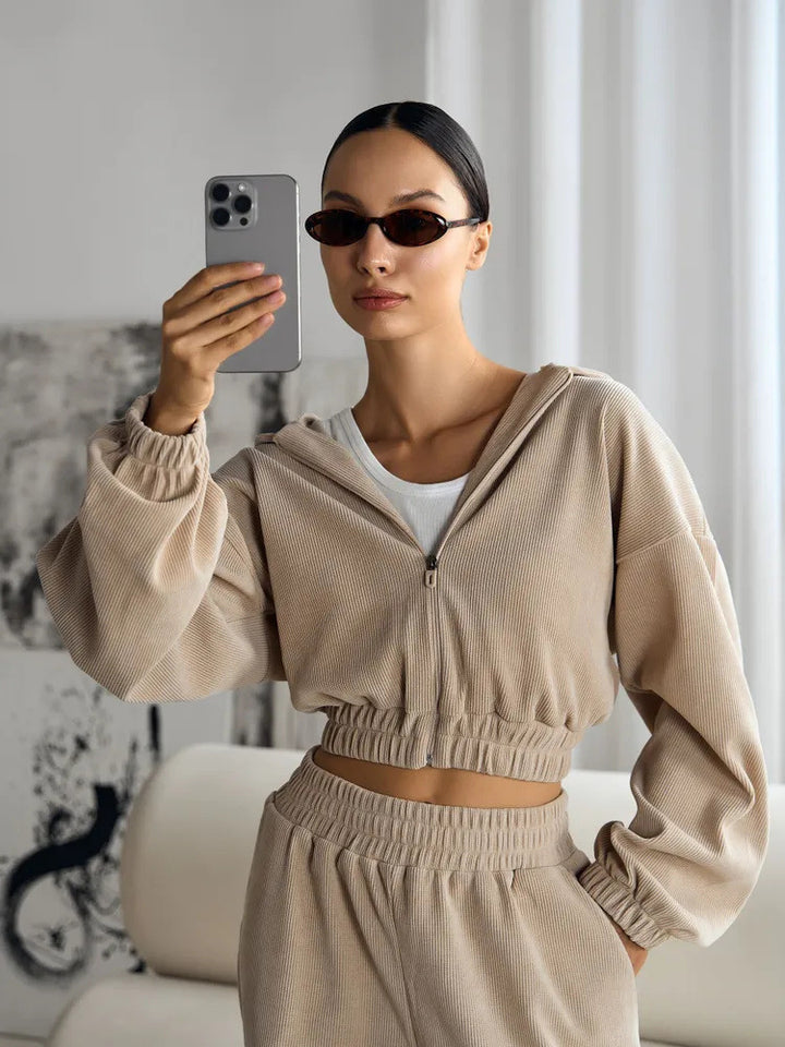 Kvindernes cropped hoodie i vaffelstrik design med elastisk talje Skovae