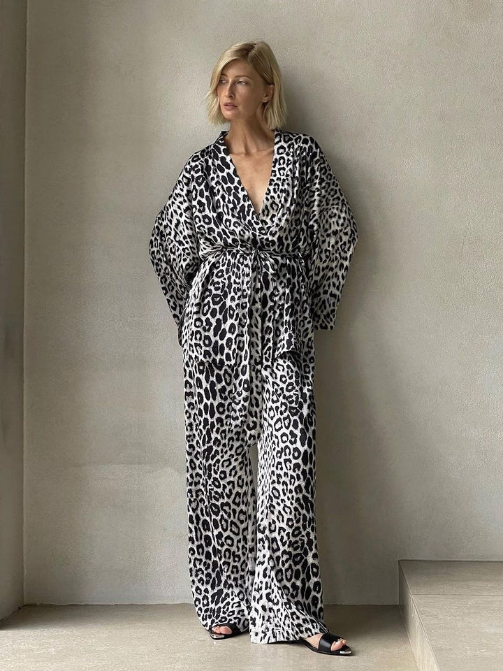 Dame jumpsuit i trendy dyreprint stil med bredt ben og elegante detaljer Stilla