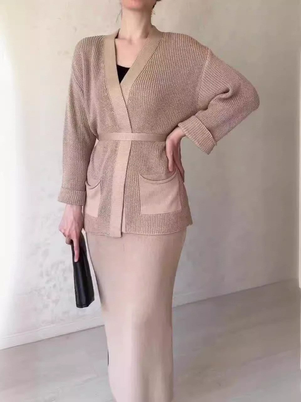 Kvinders elegante blyant kjole med stilfuld blazer jakke og praktiske lommer Stilla