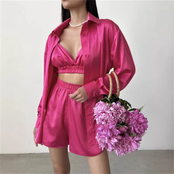 Kvinders fashionable sæt lavet af glat bluse top og korte bukser Skovae