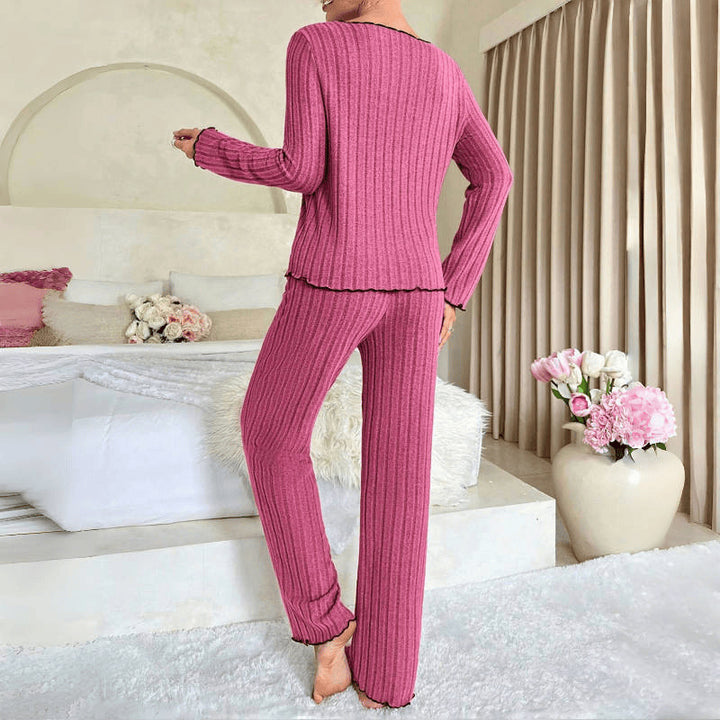 Dame hyggeligt pyjamas-sæt med forholdsmæssige ruffle-detaljer og fin struktur Stilla