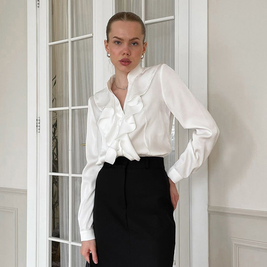Damebluse med elegante flæsedetaljer og fint satin-finish Stilla