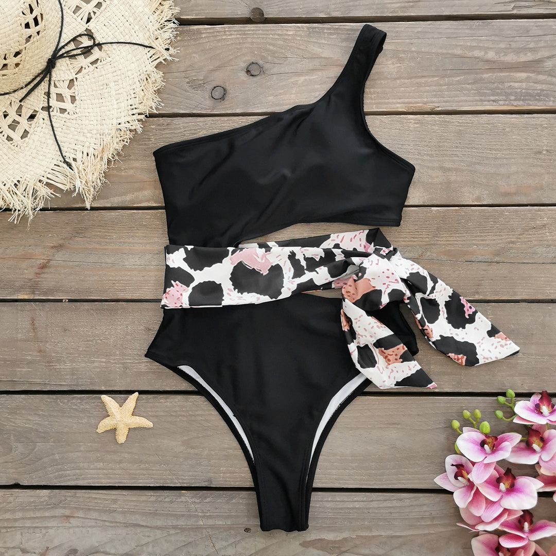 Dame heldragt badedragt med asymmetrisk snit og floral indpakningsdesign Stilla