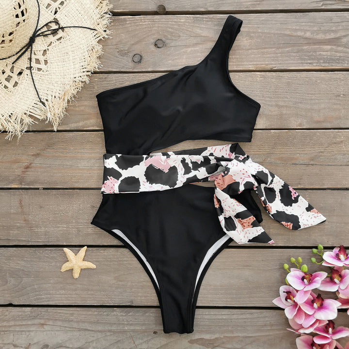 Dame heldragt badedragt med asymmetrisk snit og floral indpakningsdesign Stilla