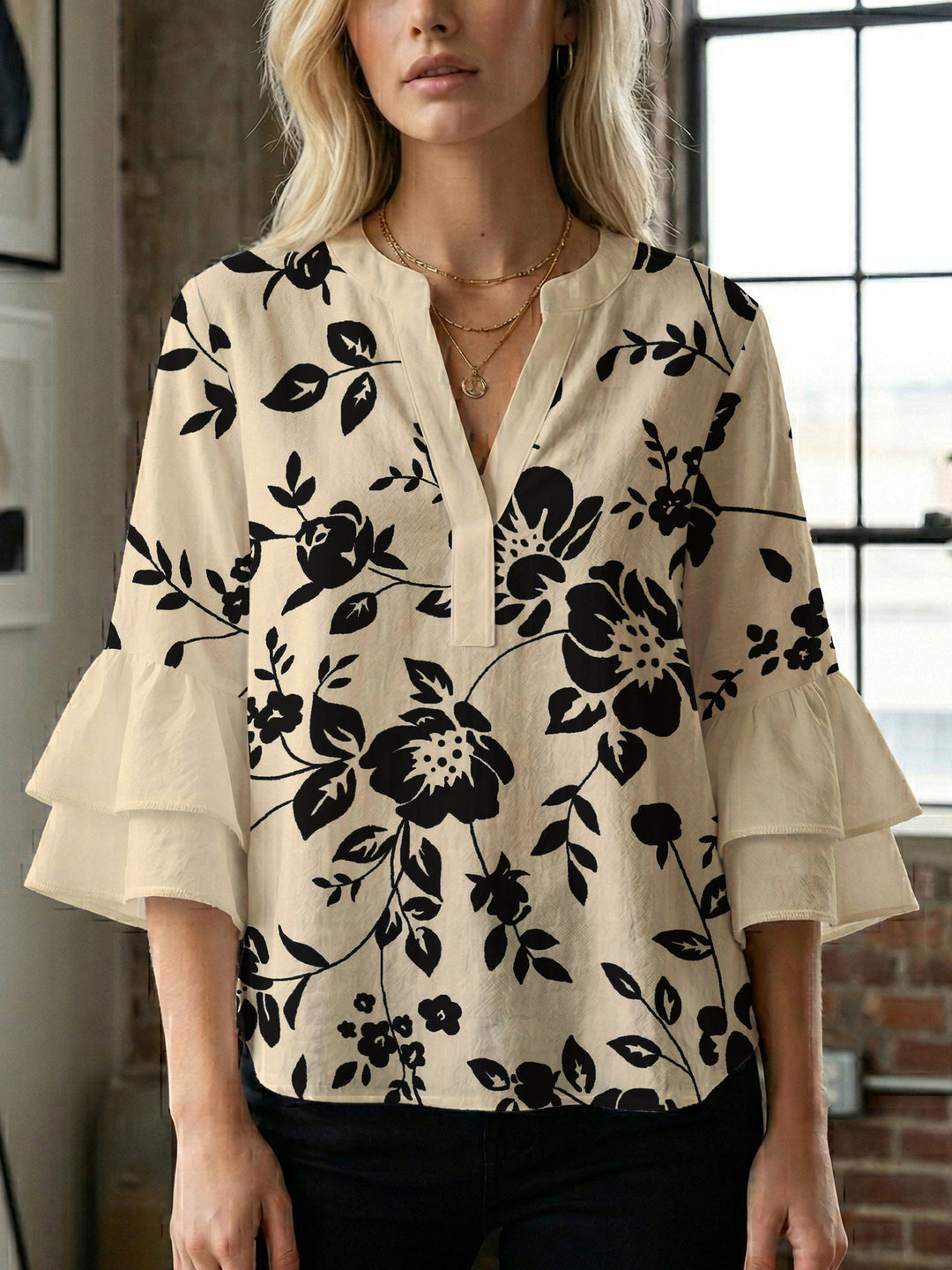 Dame afslappet bluse med flæseærmer og botanisk print Skovae