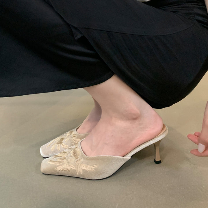 Dame mules med blomsterstikdesign og elegant spidse lukning Stilla