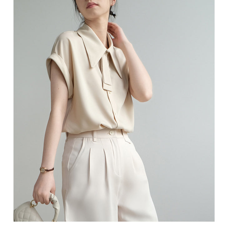 Dame elegant kortærmet bluse med smart ståkrave og fine knapdetaljer Stilla