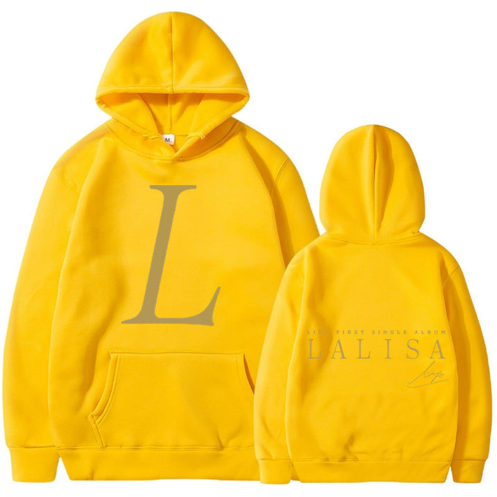 Kvindernes hoodie med stilfuldt initialer print og generøs kængurulomme Skovae