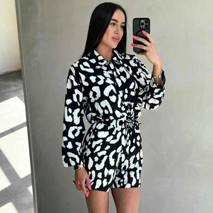 Dame fritidsdragt i moderne leopardmønster med elastisk talje og korte ærmer Stilla