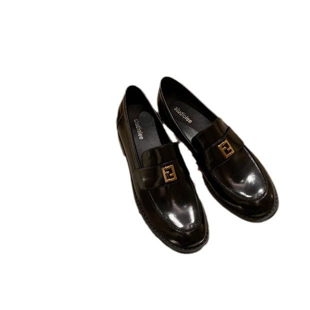 Dame elegante loafers med modisk spænde detalje og højglans overflade Stilla