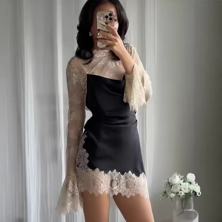 Kvinders chiffon aftenkjole med elegante blonde detaljer og flydende ærmer