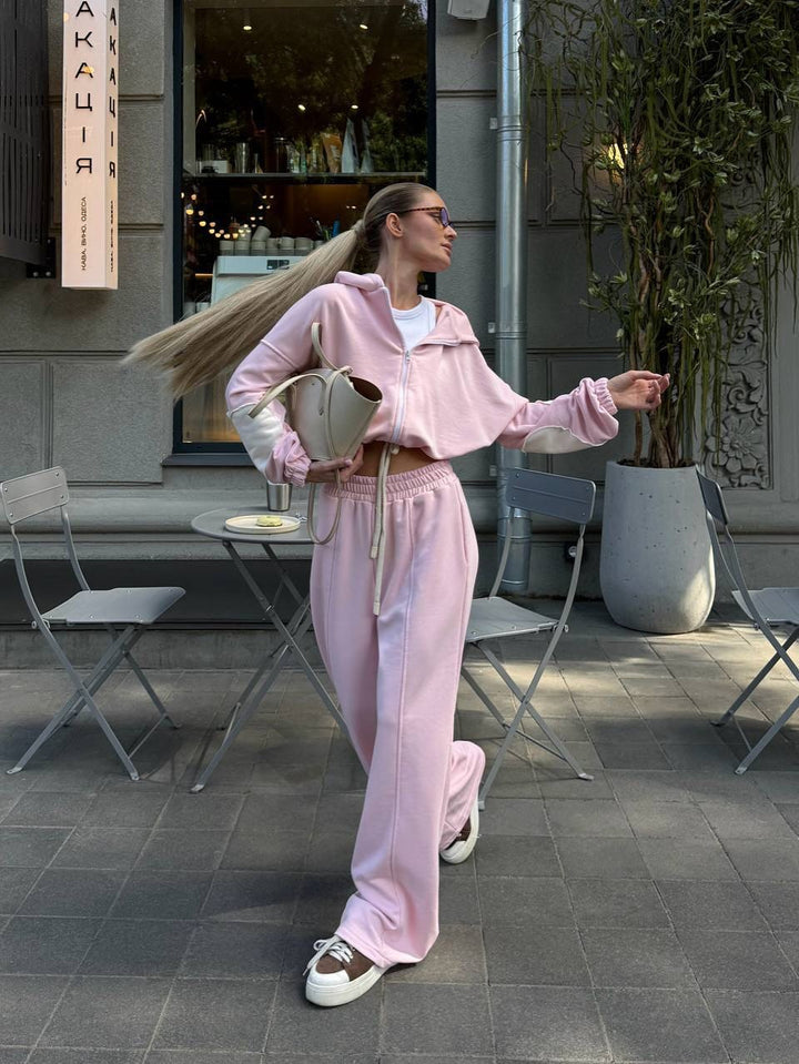 Kvinders sporty fritidssæt med højtskåret cropped top og elegante sweatpants Skovae