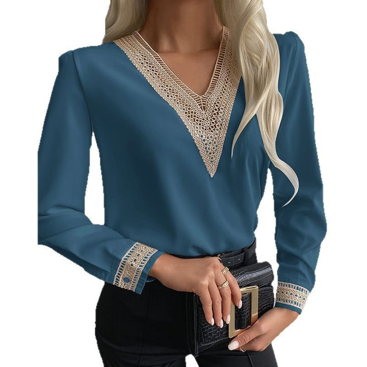 Damebluse med elegante hækle-detaljer og V-udskæring Stilla
