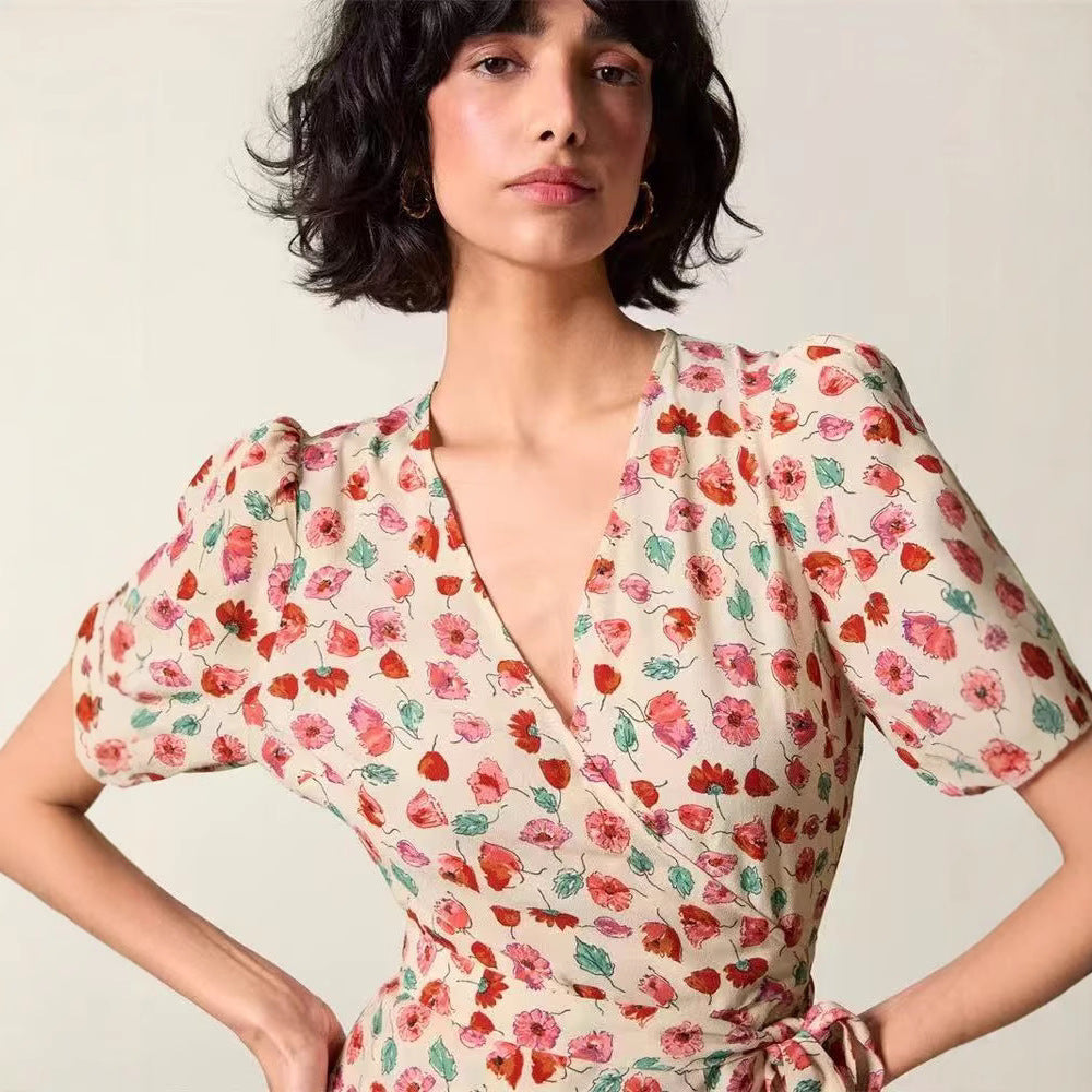 Dame omslagskjole med charmerende blomsterdesign og feminine puffærmer Stilla