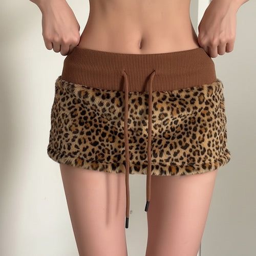 Damer nederdel i elegant leopardmønster med elastisk talje og skåret detalje Skovae