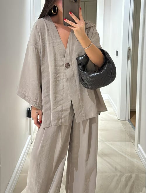 Dame loungewear-sæt med løs pasform og elegant knapdetaljering Stilla