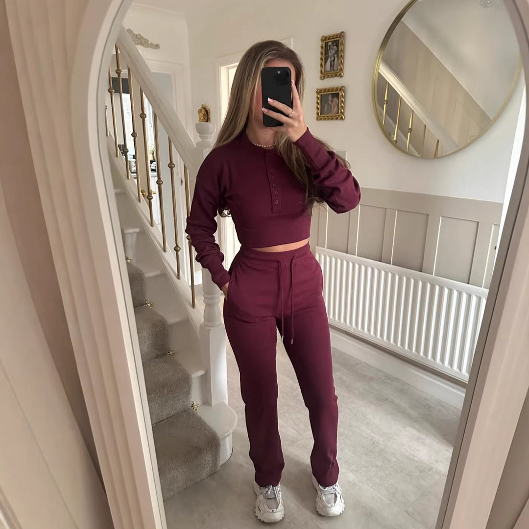 Kvinders afslappede fritidssæt med cropped sweatshirt og komfortable joggers