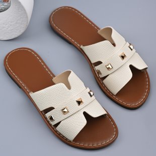 Dame Slip-On Sandaler med moderne nitaapplikationer og behagelig fodsengsdesign Stilla
