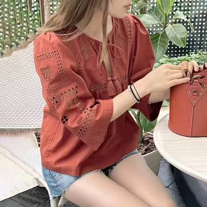 Damebluse med håndlavede broderier og flydende design Stilla