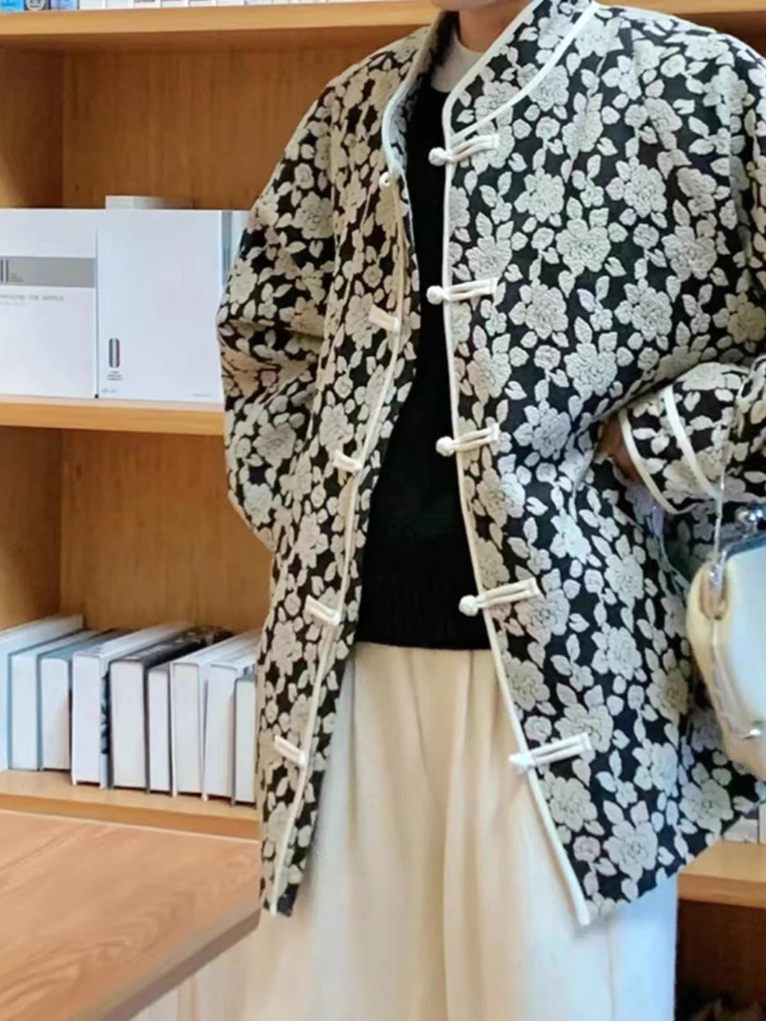 Dame elegant langærmet jakke med blomster mønstre og traditionelle detaljer Stilla