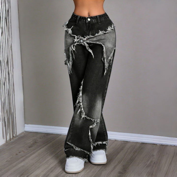 Damebredde jeans i moderne destroyed-look med frynset detaljer Skovae