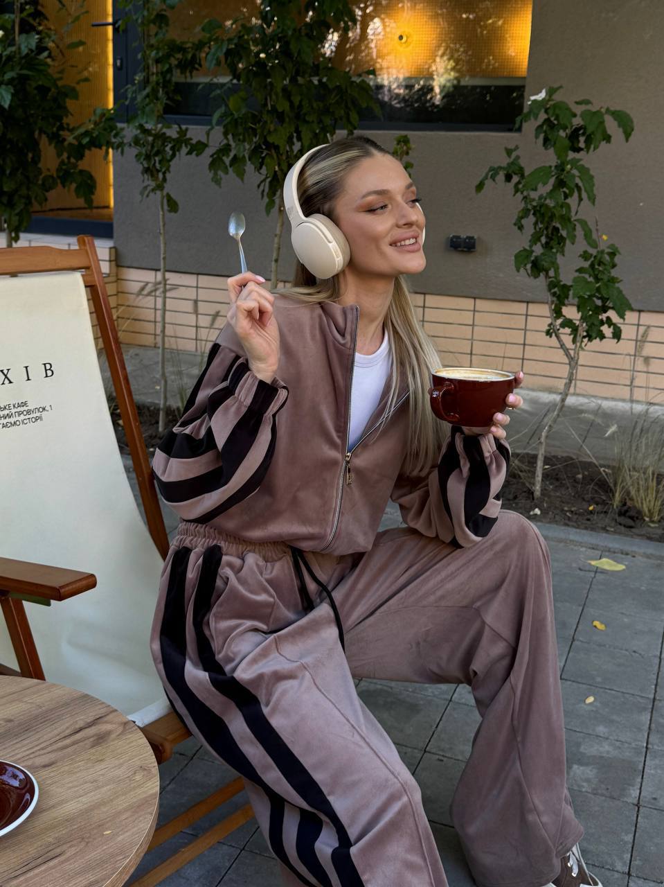 Kvindernes sporty velour træningsdragt med hævet krave og elastisk talje