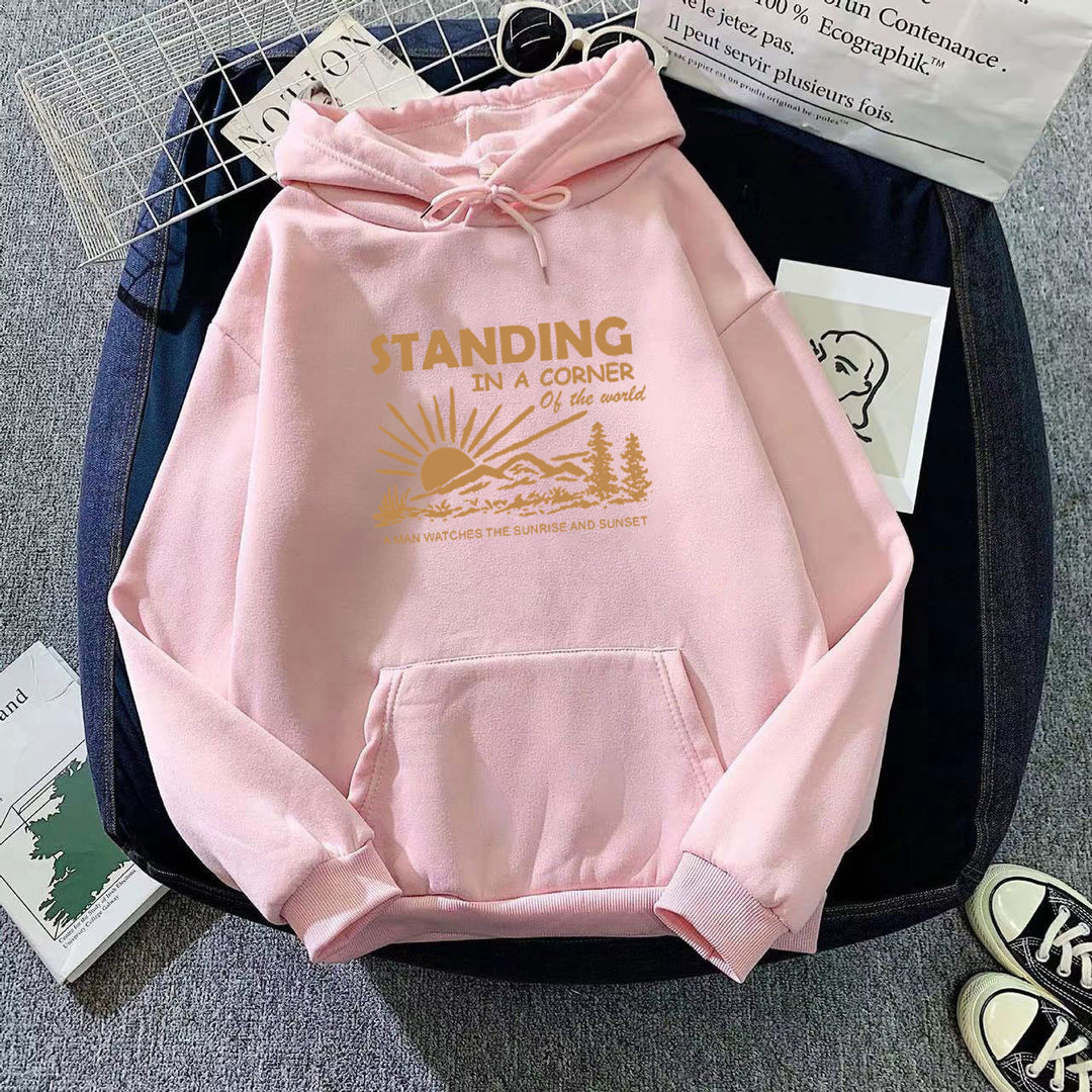 Kvinders hoodie med inspirerende landskabsdesign Skovae