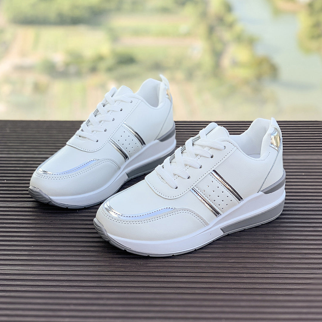 Dame nan City-Sneaker med dæmpet kilehæl, polstret komfortfodbed og elegante metallic-detaljer Skovae