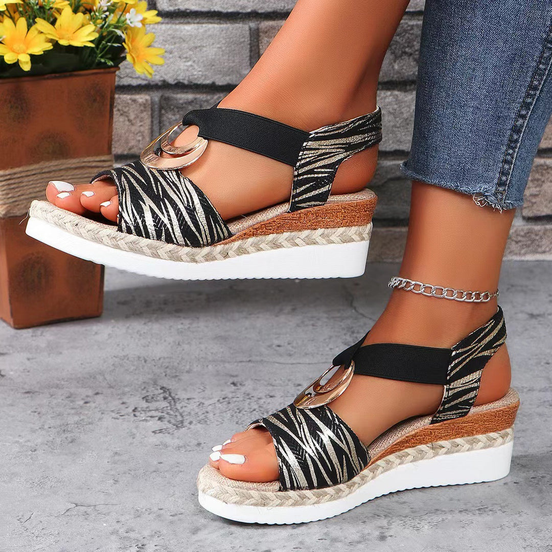 Dame Plateau-sandaler med moderigtige kryds-beklædning og elegante smykke-elementer Stilla