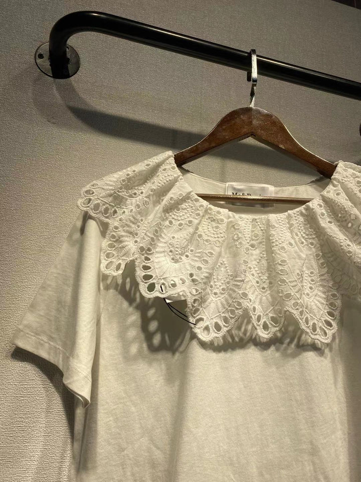 Damebluse med romantisk spidskrave og luftig pasform Stilla