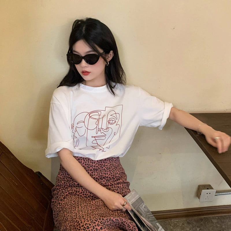 Kvinders grafisk t-shirt med moderne linjekunstdesign og afslappet pasform
