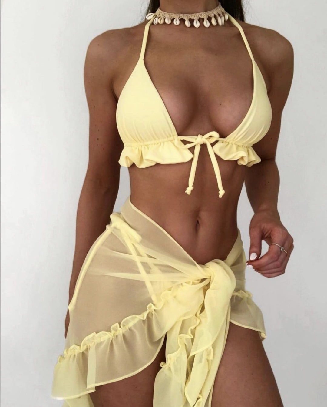 Dame triangel-bikini med romantiske flæsedetaljer og dekonstrueret omslagsskørt Stilla