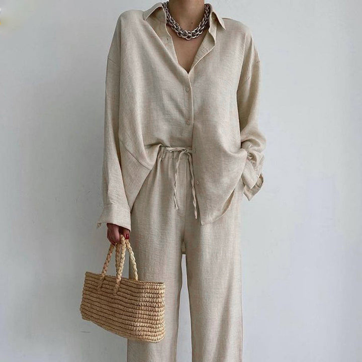 Dame Casual Linnekostume med løs pasform og elegant knaplukning Stilla