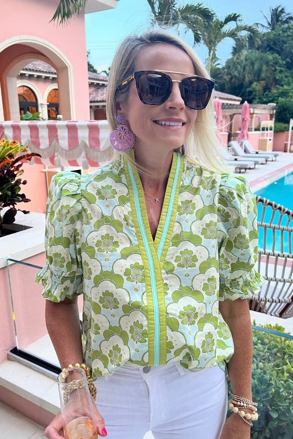 Damebluse med rynkedetaljer og blomstret print Stilla