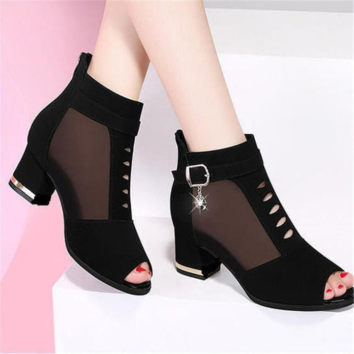 Dame nan Peep-Toe Støvlet med transparente Mesh-indlæg, cut-out-detaljer, dekorativ spænde og mellemblok hæl Skovae