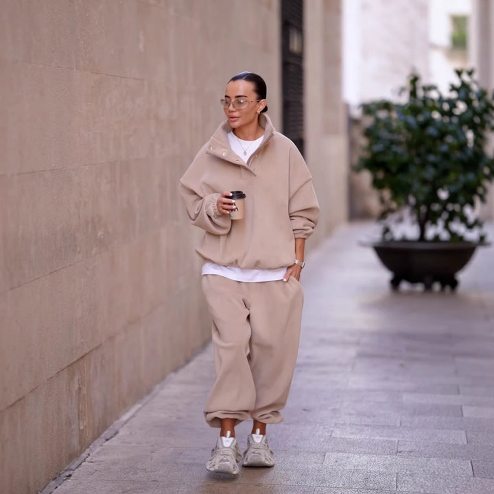 Kvinders hyggelige oversized fleecepullover med høj krave og elegant snøre-applikation Skovae