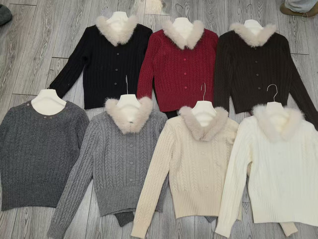 Kvinders striktrøje med luksuriøs pelskrave og elegante knapdetaljer Stilla