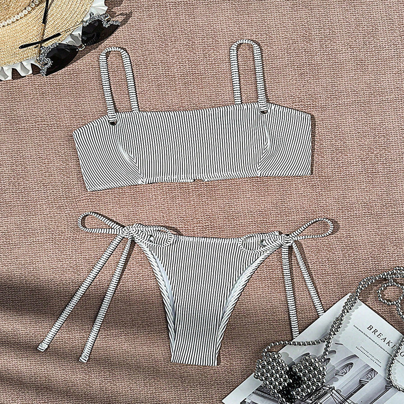 Dame Bikini-Sæt med smalle, justerbare stropper og elegant stribet design Skovae