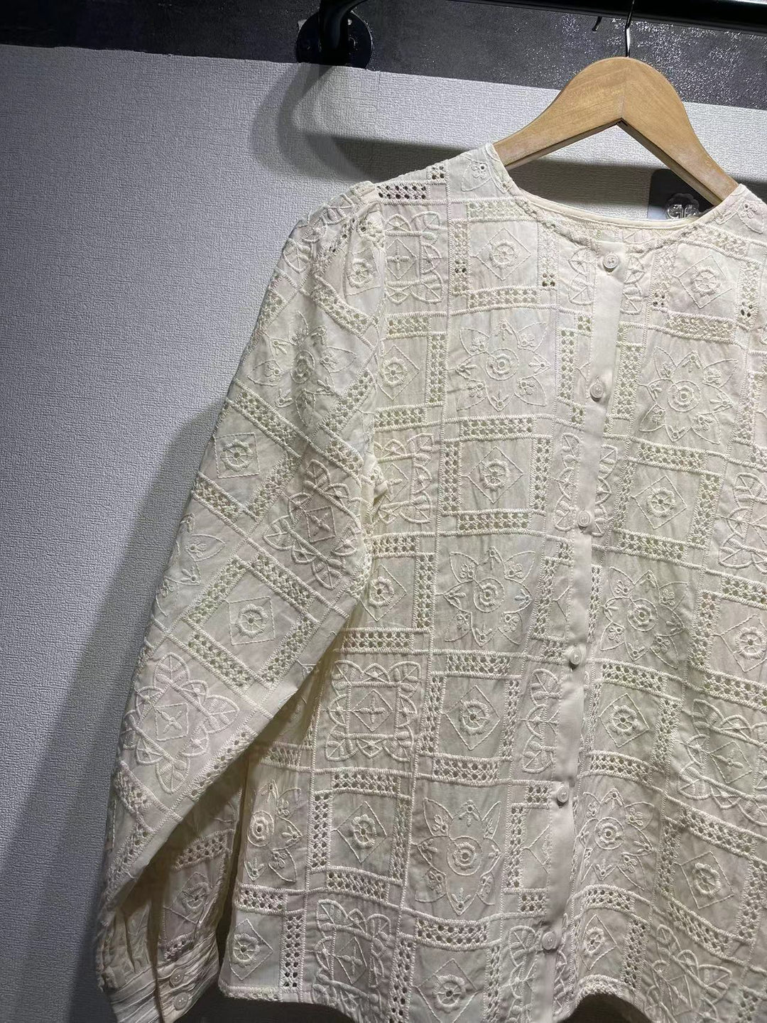 Dame elegant bluse med fint hulsyndesign og dekorativ ståkrave Stilla