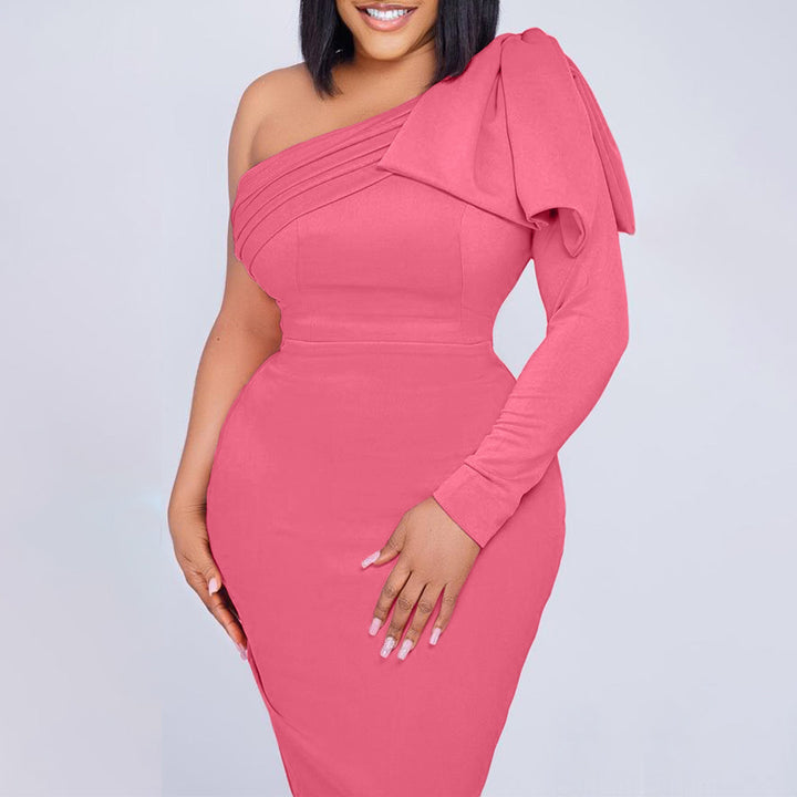 Dame pencil dress med asymmetrisk design og elegant drapering Stilla